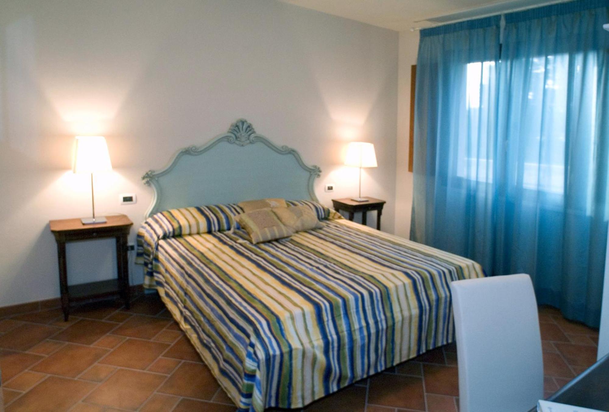 Le Corti Del Sole Residence เวนตูรีนา แตร์เม ภายนอก รูปภาพ
