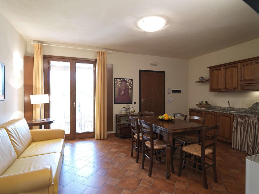 Le Corti Del Sole Residence เวนตูรีนา แตร์เม ภายนอก รูปภาพ