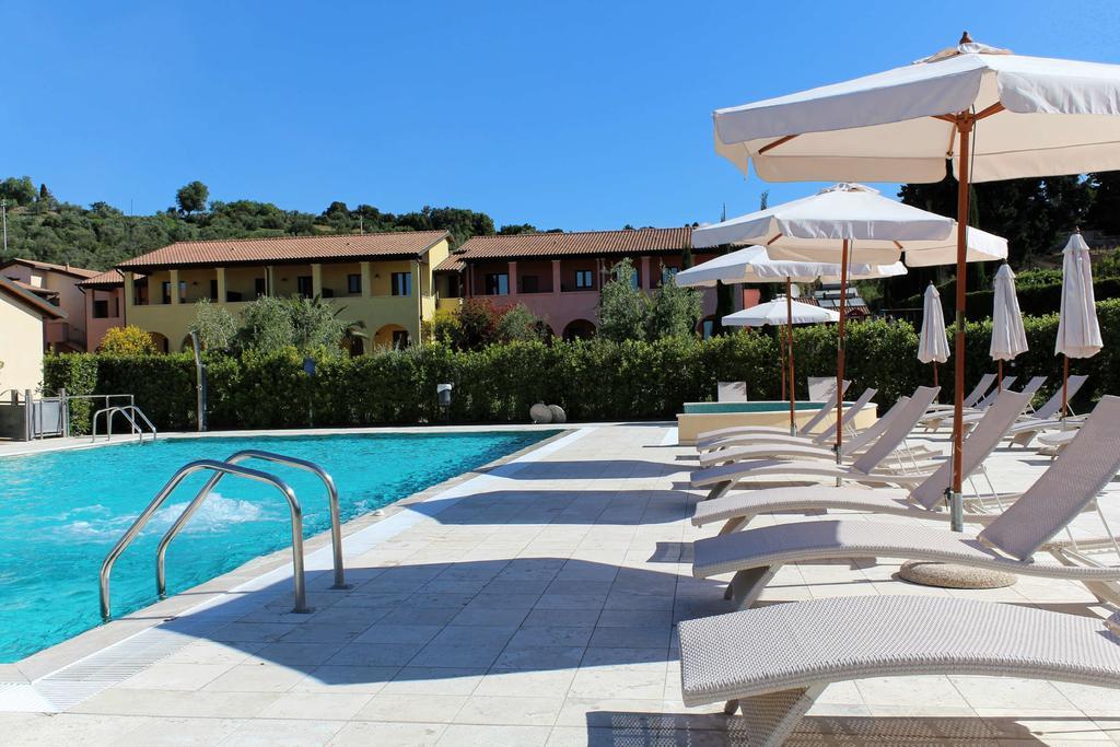 Le Corti Del Sole Residence เวนตูรีนา แตร์เม ภายนอก รูปภาพ