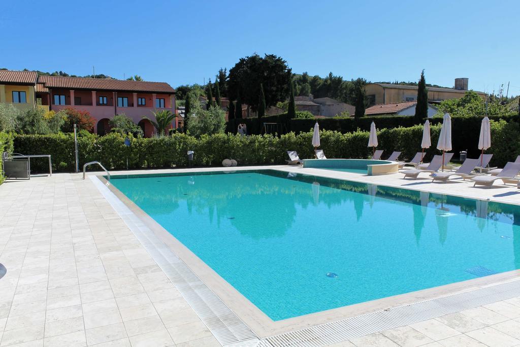 Le Corti Del Sole Residence เวนตูรีนา แตร์เม ภายนอก รูปภาพ