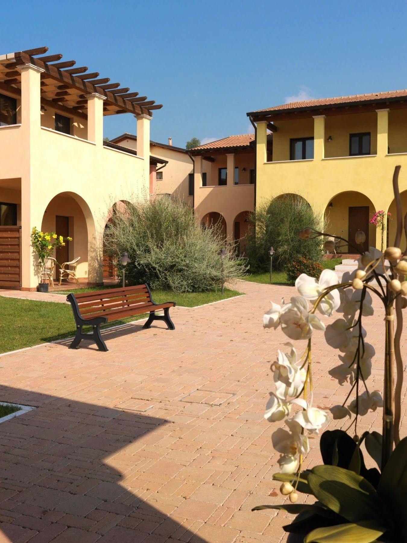 Le Corti Del Sole Residence เวนตูรีนา แตร์เม ภายนอก รูปภาพ